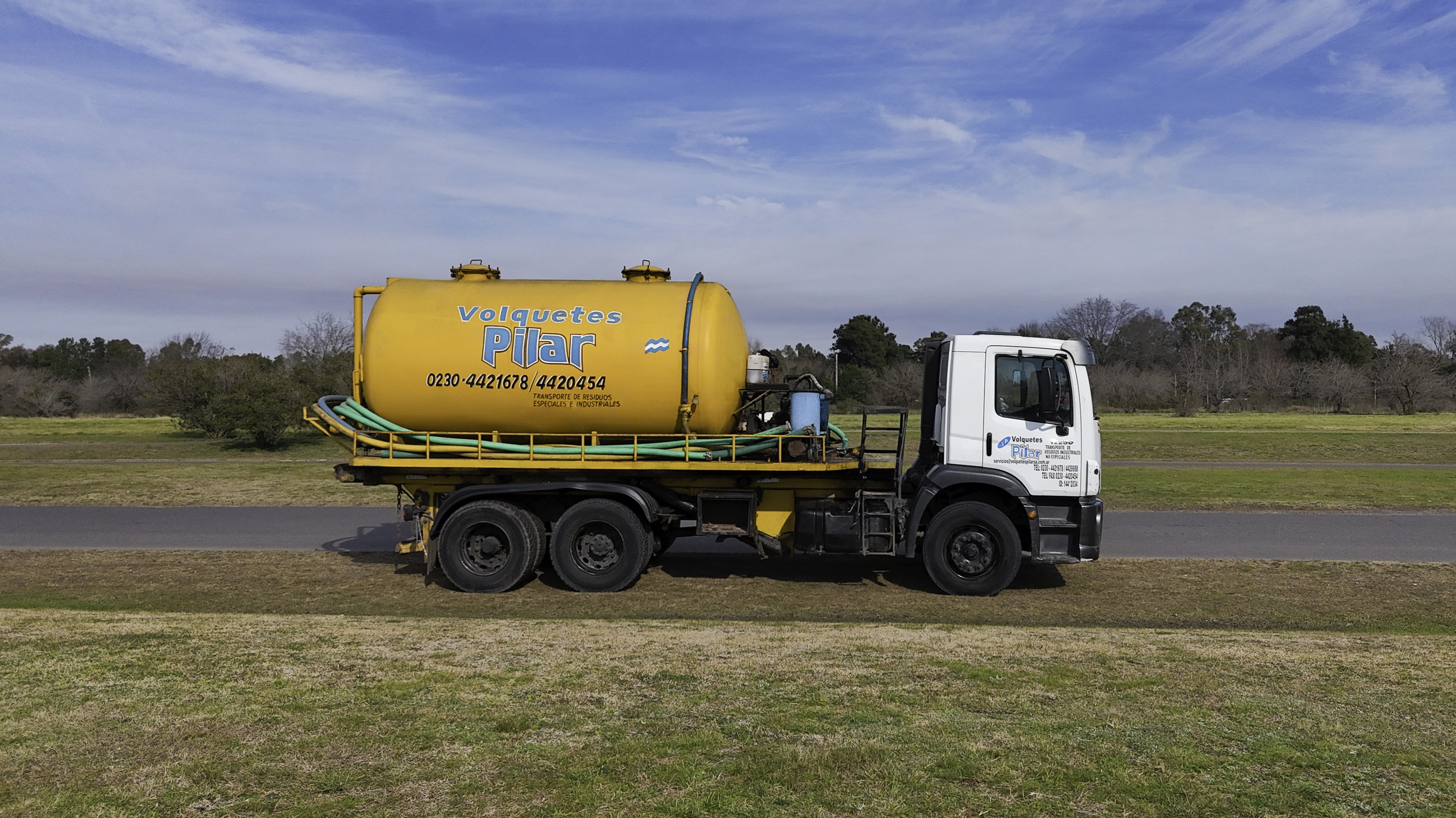 Camión cisterna atmosférico amarillo de Volquetes Pilar para transporte de residuos líquidos industriales